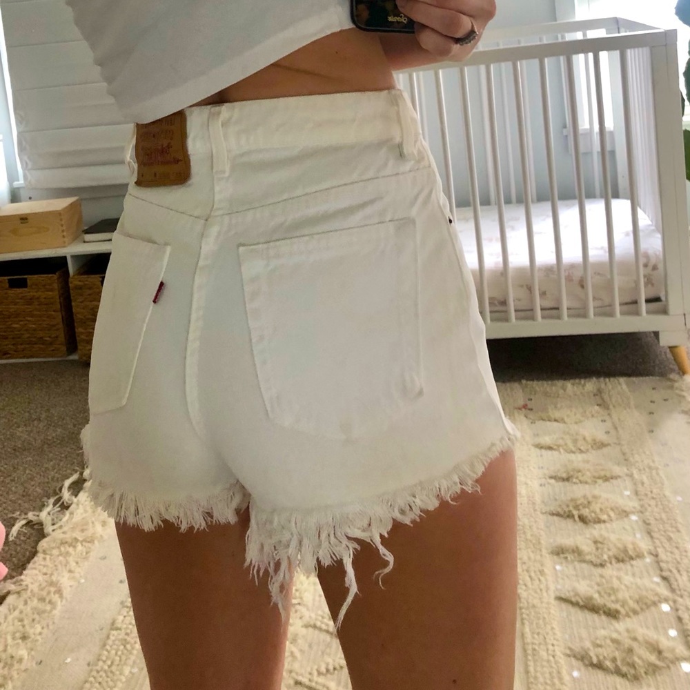 White vintage Levi’s cut off shorts 521